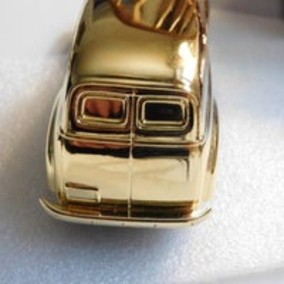 ERTL HERSHEY'S 1950 DIE CAST CHEVY VAN COLLECTIBLE - Picture 9 of 11